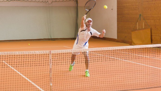 Tennis spielen in der hauseigenen Tennishalle mit 2 Plätzen und Tennisstüberl